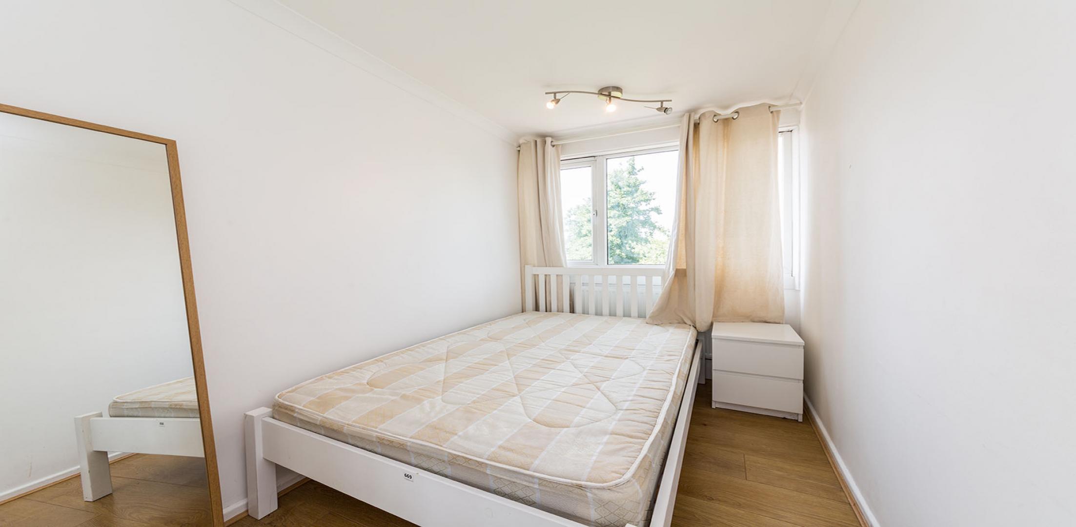 			PRIVATE ROOF TERRACE, 4 Bedroom, 1 bath, 1 reception Flat			 Shalfleet Drive, LADBROKE GROVE